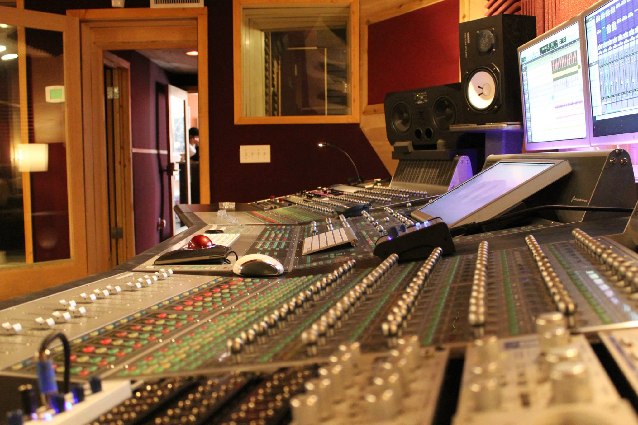How to find a perfect music studio for launching your first song?